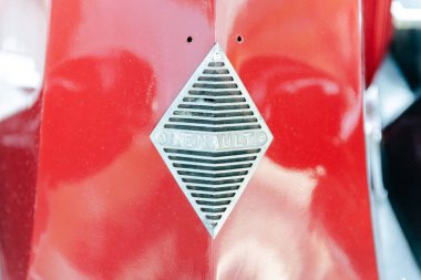 Moskova. - Rusya. Şubat 2020. Eski arabaların sergisi. 1927 'deki eski Renault NN amblemi..