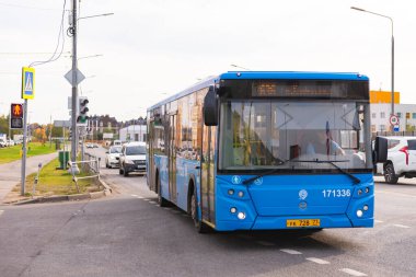 Moskova. - Rusya. 2020 kışı. Mavi Moskova otobüsleri. Yolcu otobüsü güzergah boyunca gider..