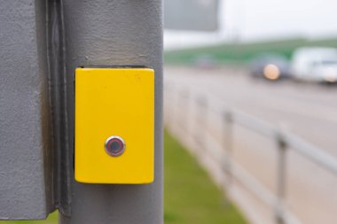 Bariyeri açmak için düğme. Karşıya geçmek için düğmeye basın. Vandal geçirmez trafik ışığı.