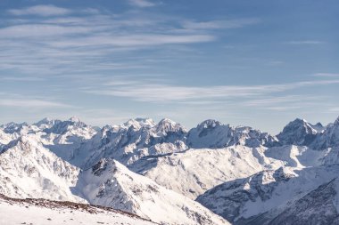 Elbrus 'tan Kafkas dağlarının panoraması. Bölgedeki en yüksek dağların zirveleri. Elbrus 'un etrafındaki dağlar 4500 metre yükseklikten.