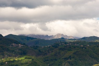 Toskana dağlarında ilkbahar. İtalyan Dağları 'ndaki köyler ve kasabalar. Eski taş yerleşimlerinin manzarası.