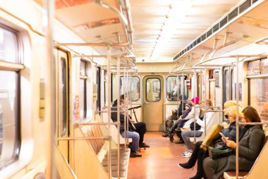 Moskova. - Rusya. 2019 sonbaharında. İnsanlar metro vagonuna biniyor. Retro tren Moskova 'da kırmızı çizgide gidiyor..
