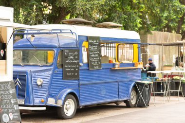 Bratislava. Slovakya. 2019 ilkbaharında. Parkta tekerlekli bir lokanta. Eski mavi otobüs yemek kamyonuna dönüştü..