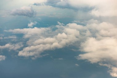 Uçak penceresindeki bulutlar. Bulut dünyası, ona yukarıdan baktığında.