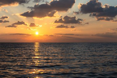 Güneşli bir yolda gün batımı. Kıbrıs 'ta güzel gün batımı.