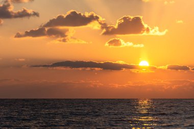 Güneş deniz ufkunun arkasında batar. Kıbrıs 'ta güzel gün batımı.