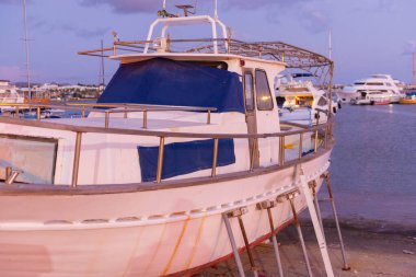 Pathos. Kıbrıs. Kasım 2019. Kıbrıs 'taki Paphos körfezi. Kıyıda bir balıkçı teknesi.