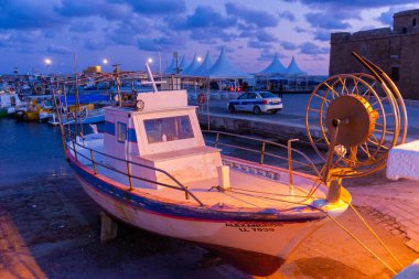 Pathos. Kıbrıs. Kasım 2019. Kıbrıs 'taki Paphos körfezi. Körfeze park etmiş bir balıkçı teknesi..