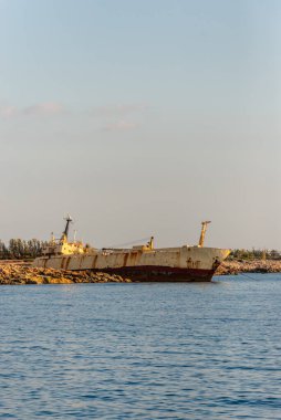 8 Aralık 2011 'de meydana gelen bir motor arızasının ardından Coral Bay yakınlarındaki Paphos County' deki Deniz Mağaraları bölgesinde karaya vuran büyük bir kargo gemisi..