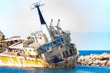 8 Aralık 2011 'de meydana gelen bir motor arızasının ardından Coral Bay yakınlarındaki Paphos County' deki Deniz Mağaraları bölgesinde karaya vuran büyük bir kargo gemisi..