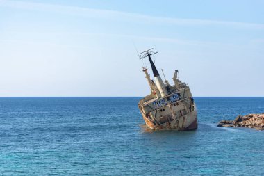 8 Aralık 2011 'de meydana gelen bir motor arızasının ardından Coral Bay yakınlarındaki Paphos County' deki Deniz Mağaraları bölgesinde karaya vuran büyük bir kargo gemisi..