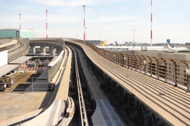 Roma, İtalya. 2020 baharında. Otomatik havaalanı mekikleri için üstgeçit ve raylar. Büyük bir taşıma merkezinin içinde hafif metro..