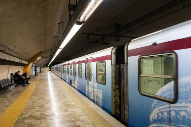 Roma, İtalya. 2020 baharında. Roma Metro, Colosseum İstasyonu. Tren metro istasyonundan hareket etmeye başlar..