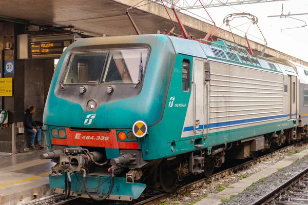 ローマ イタリア 2020年春 ローマ駅での電気列車 イタリアの急行列車のホームに立つ — ストック写真