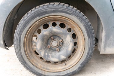 Moskova. - Rusya. 2020 baharında. Pul yapıştırılmış bir diskte araba tekerleği. Paslı bir diskte kış lastiği.