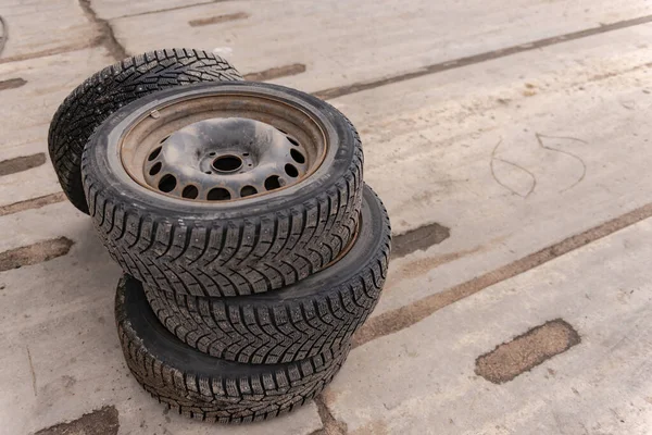 Moskau Russland Frühjahr 2020 Reifenreparaturwerkstatt Winterreifen Übereinander Gestapelt Alte Reifen — Stockfoto