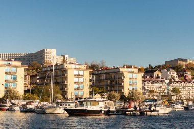 Sivastopol. Kırım. 2020 sonbaharında. Sivastopol 'un Streletskaya Körfezi' ndeki iskeledeki gemiler..