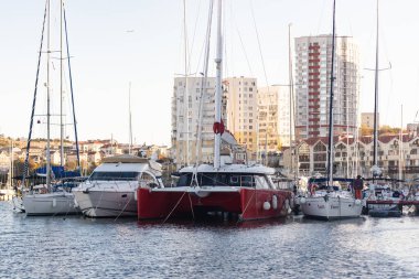 Sivastopol. Kırım. 2020 sonbaharında. Sivastopol 'un Streletskaya Körfezi' ndeki iskeledeki gemiler..