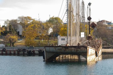 Sivastopol. Kırım. 2020 sonbaharında. Topçu ateşi için deniz hedefi. Körfezdeki bir demirleme yerinde atış talimi yapmak için deniz mavnası..