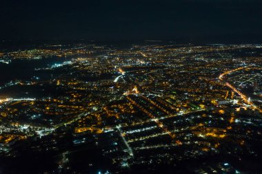 Gece Sivastopol ışıklarla parlıyor. Geceleri şehir kuş bakışı..