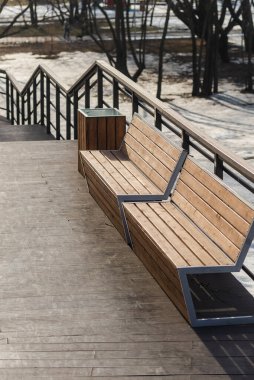 Kapotna 'daki nehre yumuşak bir ahşap iniş. Çok katmanlı pürüzsüz iniş. Tahta bir patikada ahşap banklar