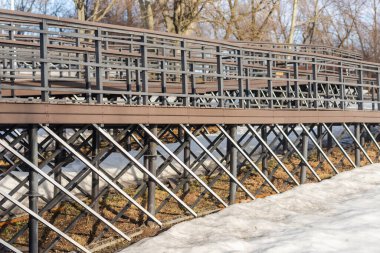 Kapotna 'daki nehre yumuşak bir ahşap iniş. Çok katmanlı pürüzsüz iniş.