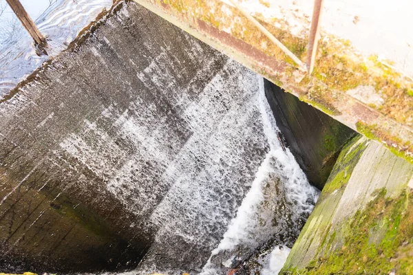 モスクワの池で水を排水する 池の水位を維持するための水の流出 — ストック写真