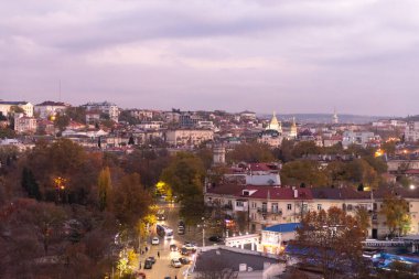 Sivastopol. Kırım. 2020 sonbaharında. Sivastopol 'un tarihi merkezi. Kapitanskaya Caddesi 'nin yanından bak. Deniz kenarı kasabasının akşamı.