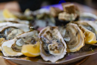 Limonlu taze istiridye. Taze açılmış istiridye. Kabuklu bir yemeğin yakın çekimi..