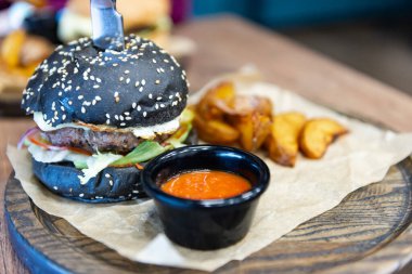 Siyah çörekli hamburger. Patatesli hamburger çok güzel olmuş. Fotoşop olmayan gerçek bir hamburger..