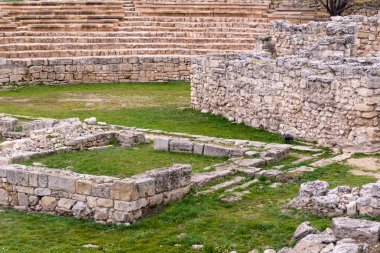 Tauric Chersonesos. Antik bir şehirde bir amfi tiyatro, ya da ondan geriye ne kaldıysa. Eski bir şehrin kalıntıları..