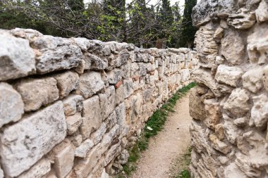 Tauric Chersonesos. Antik bir şehirde bir amfi tiyatro, ya da ondan geriye ne kaldıysa. Eski bir şehrin kalıntıları..