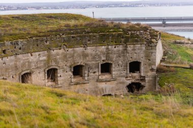 Kapalı Yol 'un indirimi 1868. Kırım 'daki Rus İmparatorluğu' nun eski kalesi. Kırım 'da kış akşamı. Kerch Kalesi.