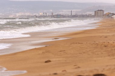 Kışın Feodosia 'nın terk edilmiş plajları. Geniş sahil ve denizde fırtına. Turistleri bekleyen ama hala boş olan bir sahil..