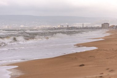 Kışın Feodosia 'nın terk edilmiş plajları. Geniş sahil ve denizde fırtına. Turistleri bekleyen ama hala boş olan bir sahil..