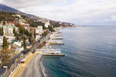 Yalta. Kırım. 2020 kışı. Sahil kenarından Yalta Samostroy. Güney tatil beldesinin sahil evleri. 2020 'de Yalta' nın en iyi korunan seti..