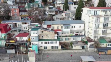 Yalta. Kırım. 2020 kışı. Sahil kenarından Yalta Samostroy. Güney tatil beldesinin sahil evleri. 2020 'de Yalta' nın en iyi korunan seti..