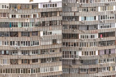 Bir apartmanın balkonları. Panel inşaatı ve muhtelif cilalama. Krasnodar 'da çok katlı bir bina. Pencereler ve balkonlar yakın plan.