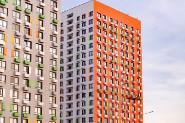 Yerleşim yeri çok katlı kuleler. Kırmızı ve Gri ev. Yeni Moskova 'da yeni evler.