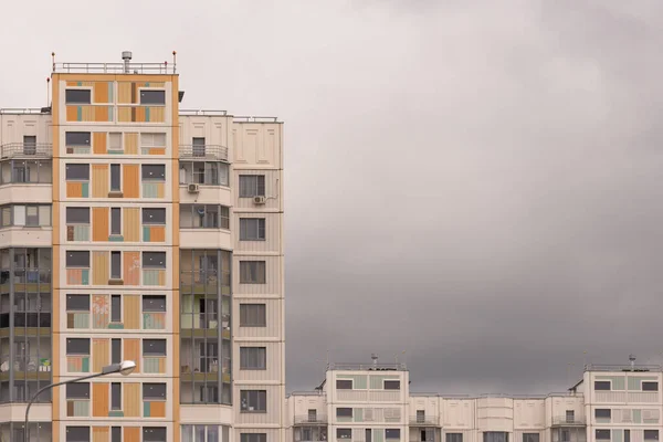 Techos Edificios Varios Pisos Construcción Paneles Cielo Sombrío — Foto de Stock