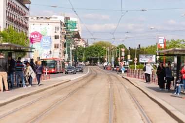 Bratislava. Slovakya. 2019 ilkbaharında. Bratislava 'daki tren rayları ve otobüs durağı. Slovakya 'da toplu taşıma. Şehirde bir sokak.