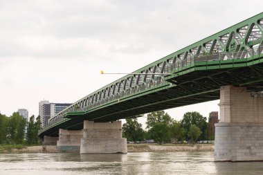 Bratislava. Slovakya. 2019 ilkbaharında. Bratislava şehrinin köprülerinden biri. Tuna Nehri üzerindeki Stari Demiryolu Köprüsü.