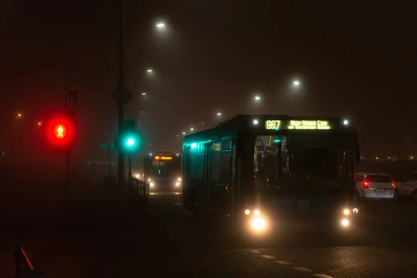 Москве Россия Осень 2019 Года Ночью Автобусы Ходят Густом Тумане — стоковое фото