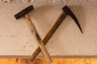 Evin duvarında çekiç ve buz kıracağı var. Madendeki işçilerin geride bıraktığı eski aletler..