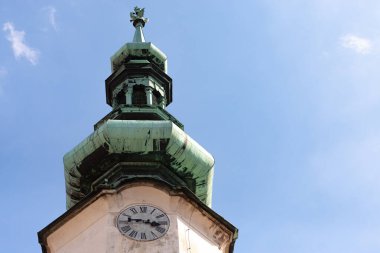 Kilise saatle hareket eder. Mavi gökyüzüne karşı Bratislava Katedrali 'nin kulesi..