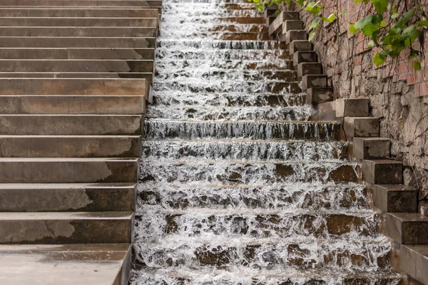 Straatfontein Trap Water Stroomt Trap Het Daarvoor Bestemde Gebied — Stockfoto