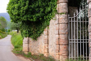 İtalya 'nın dağlarındaki bir villaya geçit. Eski harap olmuş tuğla ve eski bir kapı..