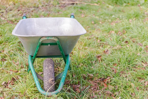 Carriola Lavorare Campagna Una Carriola Giardino Alluminio Siede Nell Erba — Foto Stock