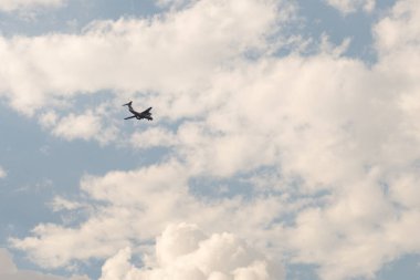 Büyük bir nakliye uçağı. İniş için dört motorlu kargo uçağı geliyor. Uçak bulutların arasında uçuyor..