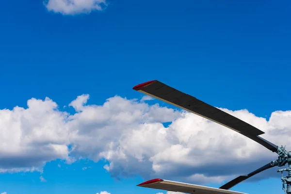 Helikopterblätter Auf Dem Hintergrund Des Himmels Mit Wolken Nahaufnahme Der — Stockfoto